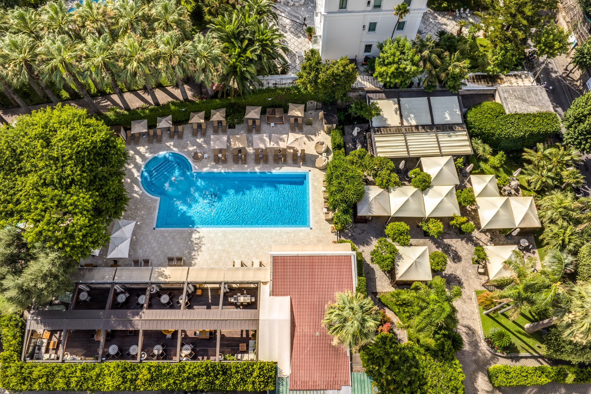 Pool and garden at a luxury hotel in Sorrento with sea view, Hotel Mediterraneo