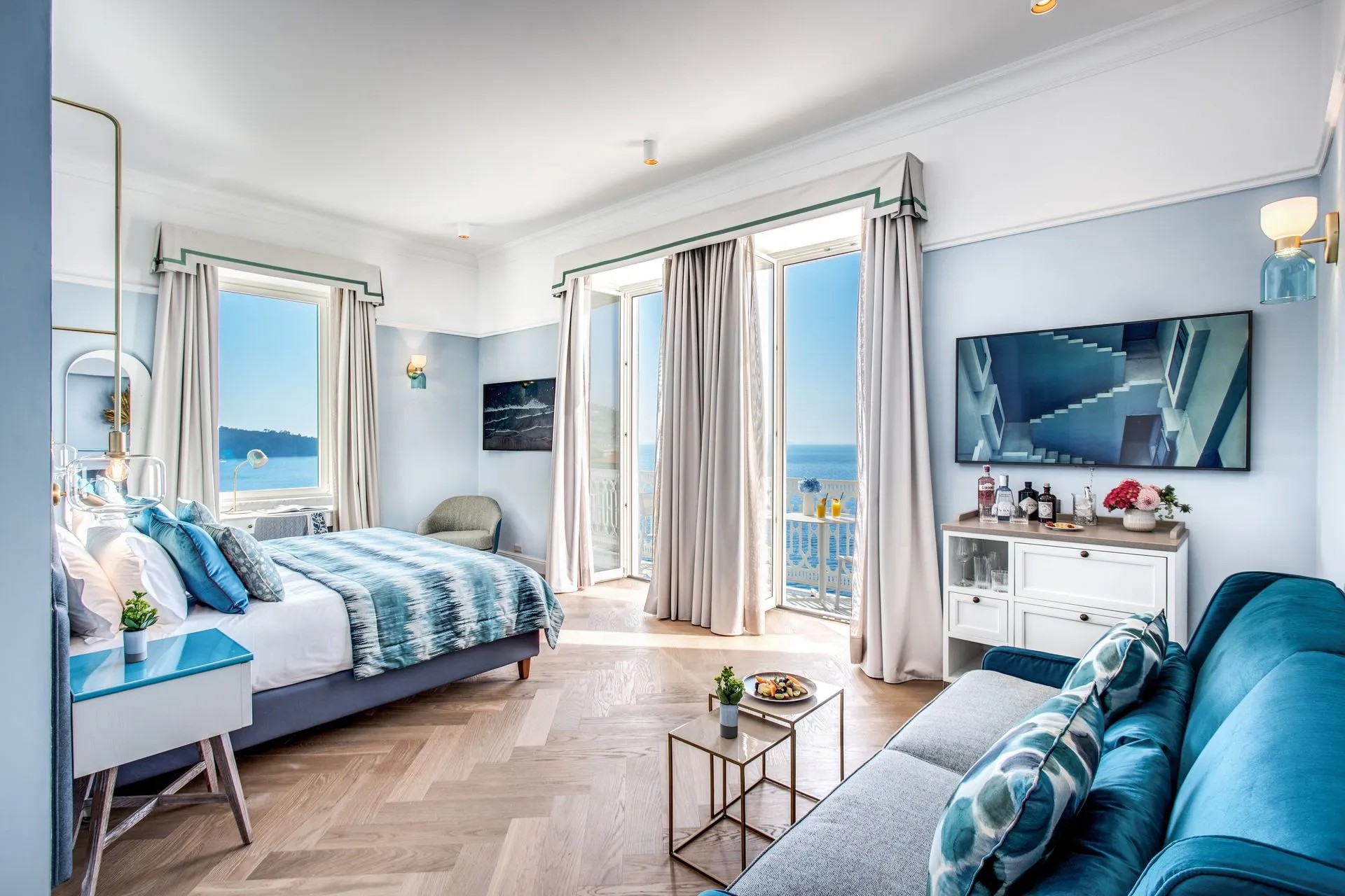Luxury hotel suite in Sorrento with private balcony and sea view, Hotel Mediterraneo